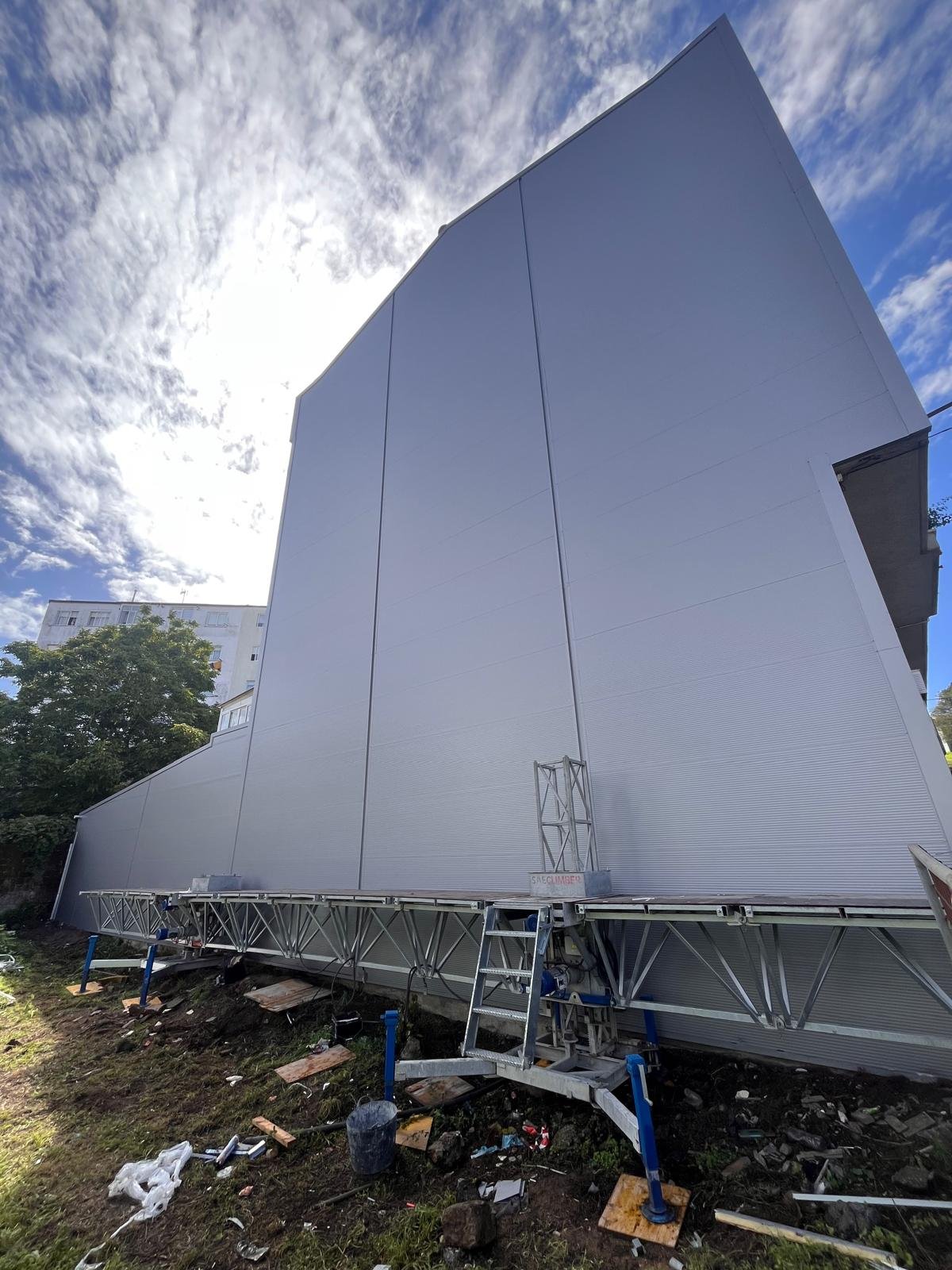 Fachadas de panel sándwich: Después · plataforma de obra presente